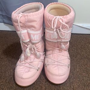 Hi selling these very cute pink moon boots they still have a lot of life in them